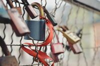 [歇后语]光脚丫走进蒺藜（ji