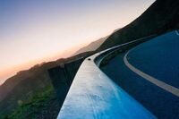 [歇后语]披蓑衣钻篱笆