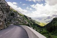 [歇后语]套马杆子顶草帽