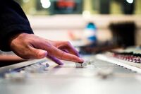 [歇后语]烧窑的卖瓦的