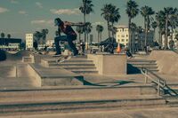 [歇后语]铜盘碰上铁扫帚